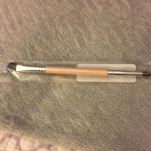 Bareminerals double ended eye shadow brush.